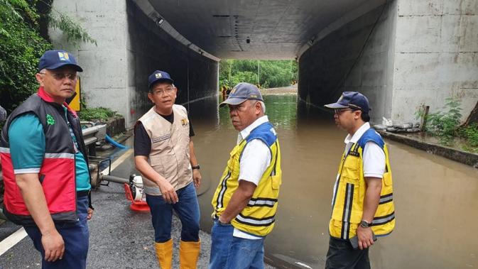 Menteri PUPR Basuki Hadimuljono melakukan penanganan di lokasi banjir.(Foto: Kementerian PUPR)