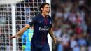 Penyerang PSG, Edinson Cavani, merayakan gol yang dicetaknya ke gawang Arsenal. Pada menit pertama Les Perisien langsung berhasil mencetak gol melalui pemain Uruguay ini. (AFP/Franck Fife)