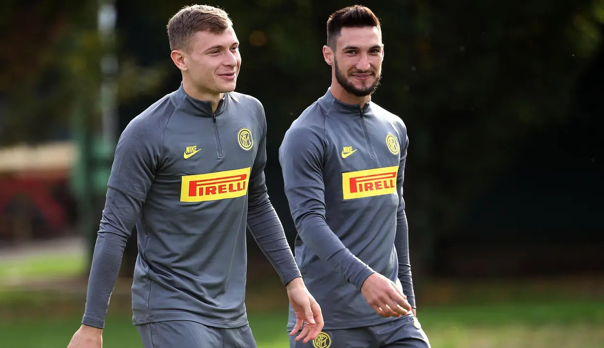 Gelandang Inter Milan, Nicolo Barella (kiri) bersama Matteo Politano bersiap mengikuti latihan tim di pusat pelatihan Suning di Appiano Gentile, Como, Italia (22/10/2019). Inter Milan akan bertanding melawan wakil Jerman, Borussia Dortmund pada grup F Liga Champions. (Matteo Bazzi / ANSA via AP)