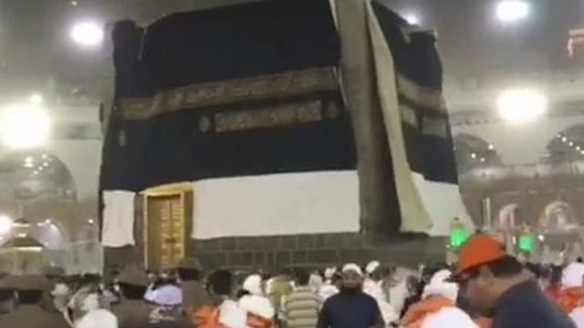 Kakbah di Makkah tersingkap saat badai