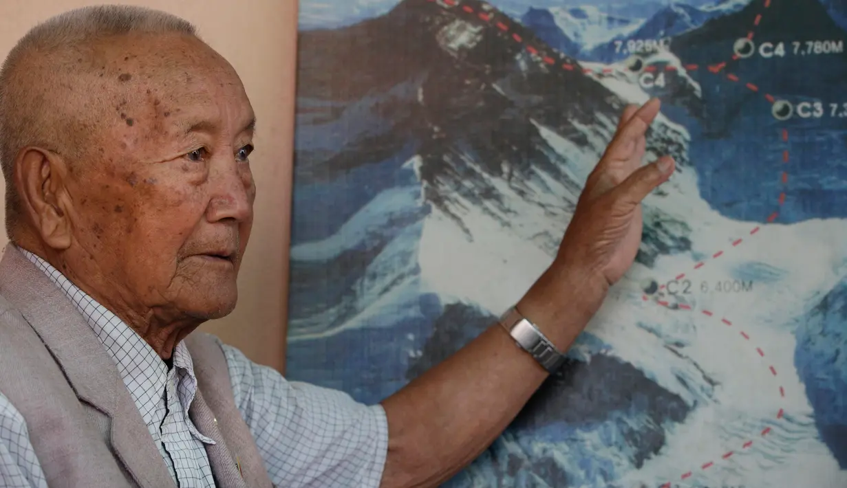 Min Bahadur Sherchan menunjukkan jejak Gunung Everest kepada Associated Press di Kathmandu, Nepal, (12/4). Kakek min mengatakan masalah yang mungkin dia hadapi dalam misinya nanti adalah cuaca yang tidak menentu. (AP Photo / Niranjan Shrestha)