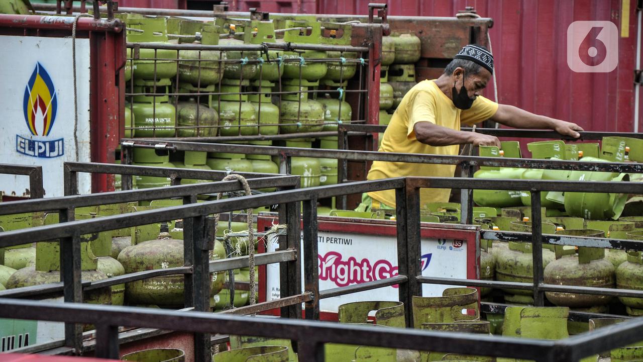 FOTO: Warga Beralih ke Gas Melon Imbas Kenaikan Harga LPG Nonsubsidi