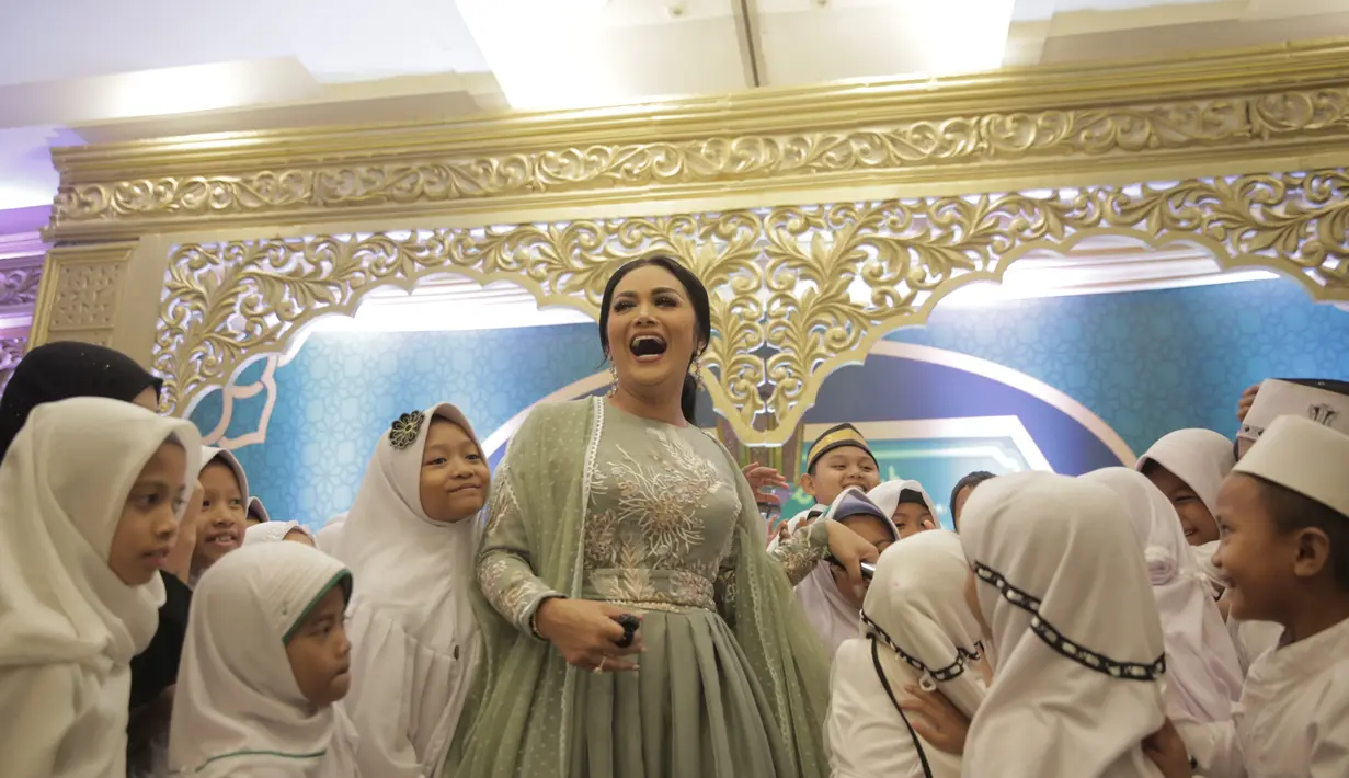 Tawa Krisdayanti terlihat saat dirinya berada di antara anak yatim pada acara buka puasa bersama di gedung 165 Cilandak. Krisdayanti bercanda dengan anak-anak tersebut. Bercandaan tersebut membuat dirinya tertawa bahagia. (KapanLagi.com/Nurwahyunan)