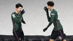 Penyerang Tottenham Hotspur, Son Heung-min melakukan selebrasi bersama Dele Alli saat melawan Fulham pada laga Liga Inggris di Stadion Craven Cottage, Kamis (4/3/2021). Tottenham Hotspur menang dengan skor 1-0. (Neil Hall/Pool via AP)