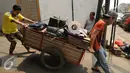 Warga Kampung Pulo menggunakan gerobak untuk memindahkan barang mereka pasca penggusuran, Jumat (21/8/2015). Pemprov DKI Jakarta merelokasi pemukiman padat di bantaran Kali Ciliwung ke Rusunawa Jatinegara. (Liputan6.com/Helmi Fithriansyah)