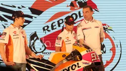 Marc Marquez (kiri) dan Dani Pedrosa (tengah) berdiskusi dengan Tim Principal Repsol Honda, Livio Suppo pada peluncuran Repsol Honda RC213V di Kemayoran, Jakarta, Jumat (3/2/2017).  (Bola.com/Nicklas Hanoatubun)