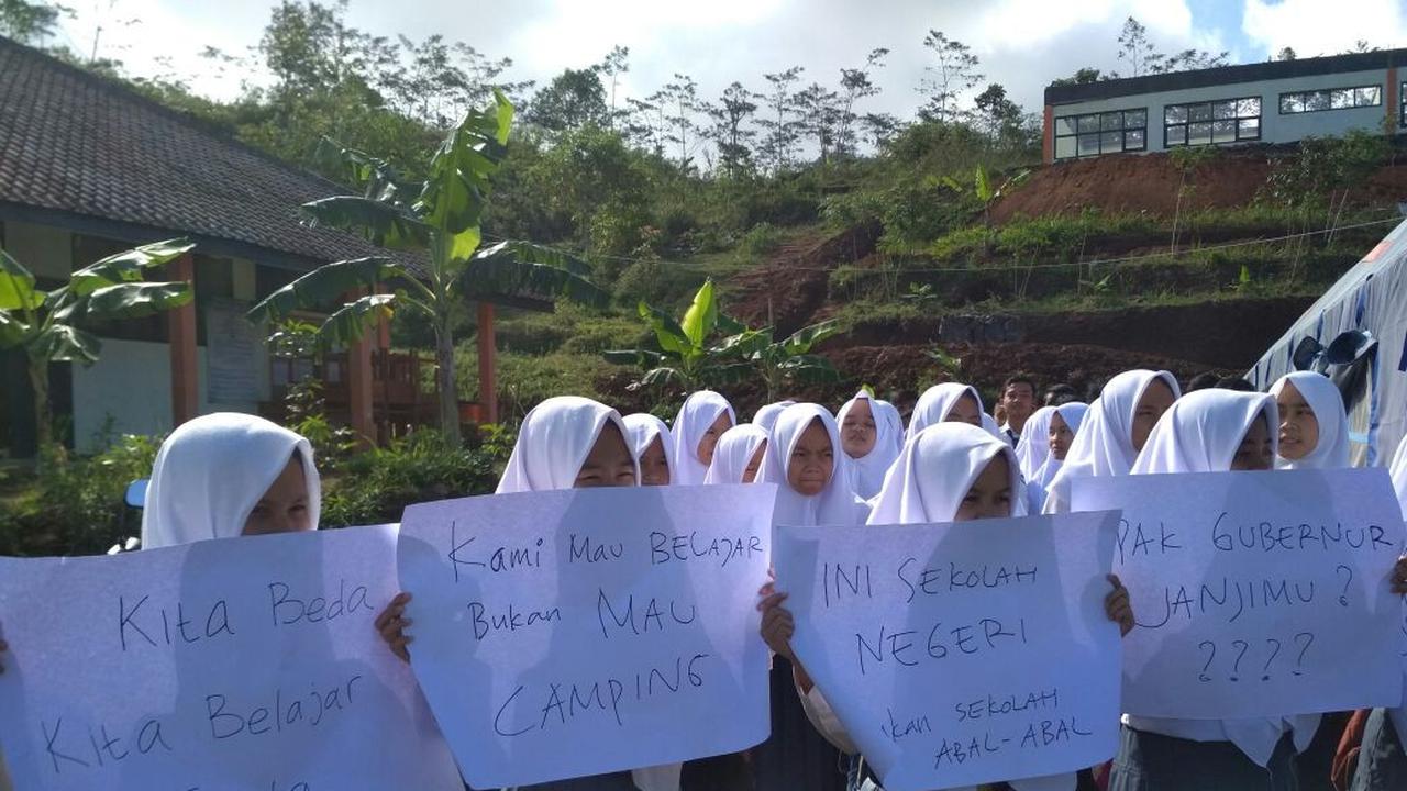 Derita Siswa SMA 30 Garut Belajar di Tenda Darurat Sampai Pingsan
