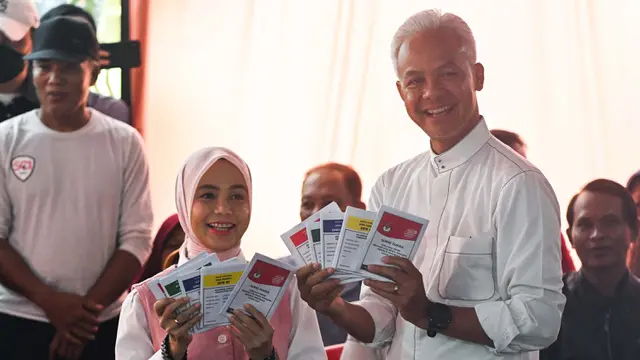Ganjar Pranowo Mencoblos di TPS 11 Lempongsari Gajahmungkur