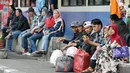 Sejumlah penumpang menunggu bus antar kota di Terminal Kampung Rambutan, Jakarta Timur, Rabu (14/6). Sebagian besar para pemudik lebih awal ini adalah pemudik ke Sumatera dan Jawa Timur. (Liputan6.com/Yoppy Renato)