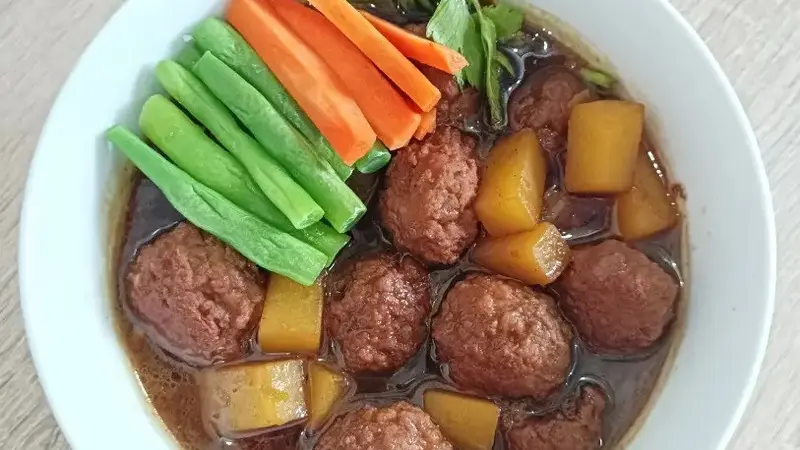 Resep semur bola-bola daging sapi untuk lengkapi sajian Iduladha. (dok. Cookpad @Hanakurniawan)