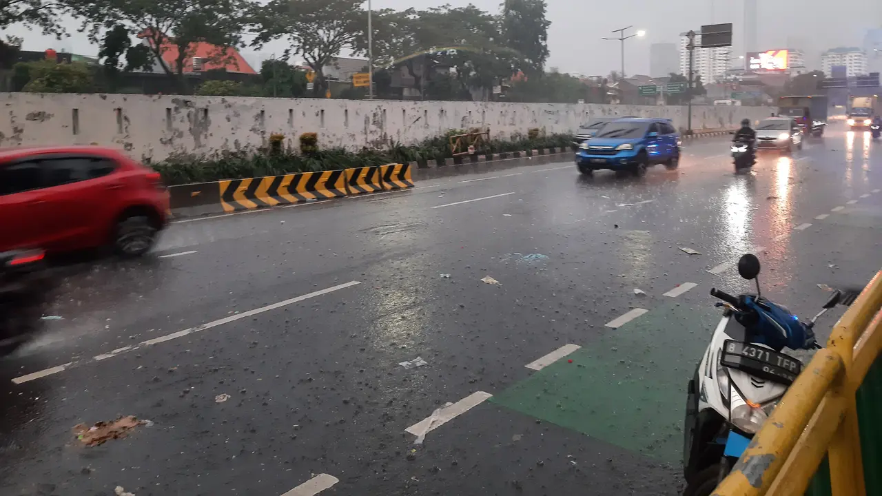 Arus lalu lintas di sekitar Gedung DPR, Senayan mulai normal setelah massa aksi demo mahasiswa membubarkan diri