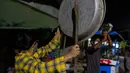 Warga memukul kaleng, panci, dan wajan untuk membuat keributan memprotes kudeta militer di Yangon, Myanmar, 2 Februari 202. Militer Myanmar menolak kemenangan telak NLD dalam pemilihan umum pada 8 November lalu dengan tuduhan penipuan yang tidak berdasar. (STR/AFP)
