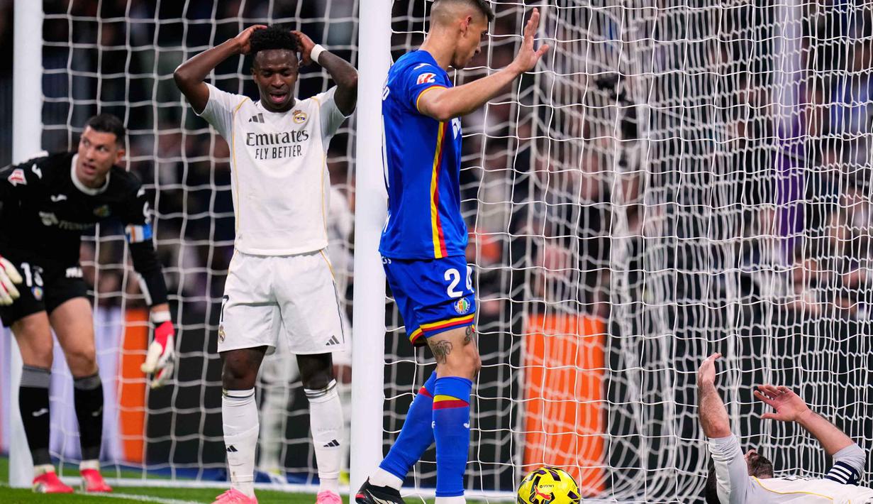 Meski terus berupaya mengejar ketertinggalan, namun hingga pertandingan usai skor tidak berubah. Real Madrid kalah 0-1 dari Getafe. Tampak dalam foto, reaksi Vinicius Junior dari Real Madrid (kedua kiri) saat pertandingan pekan ke-26 La Liga 2025/2026 melawan Getafe di Stadion Bernabeu. Madrid, Spanyol, Senin 2 Maret 2026 waktu setempat atau Selasa (3/3/2026) dini hari WIB. (AP Photo/Manu Fernandez)