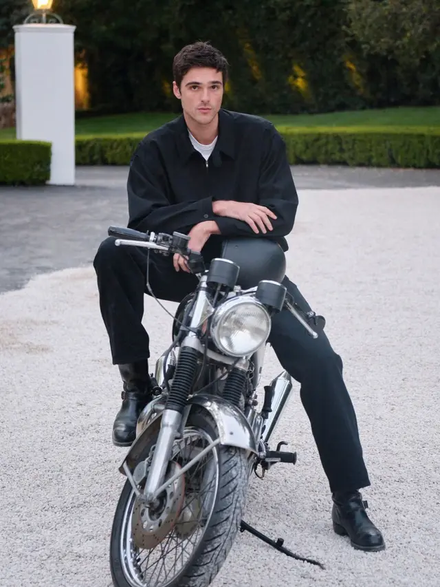 Tampilan Serba Merah Margot Robbie dalam Debutnya Sebagai Wajah Baru Parfum Ikonik Chanel N°5