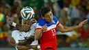 Gelandang Ghana, Andre Ayew (kiri), berebut bola atas dengan Alejandro Bedoya (AS) saat berlaga melawan Ghana di babak penyisihan Piala Dunia Grup G di di Dunas Arena, Brasil, (17/6/2014). (REUTERS/Brian Snyder)