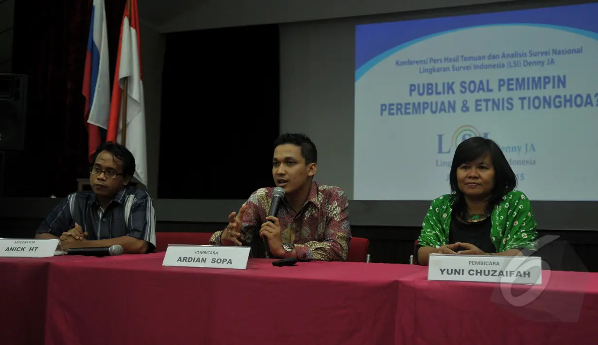 Kiri - Kanan : Moderator Anick HT, Pembicara LSI Ardian Sopa, dan Pembicara dari KOMNAS Perempuan Yuni Chuzaifah saat diskusi tema "Publik Soal Perempuan dan Etnis Tionghoa". Jakarta, Jumat (27/3/2015). (Liputan6.com/Johan Tallo)