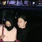 Salah satu perempuan di video viral berisi ancaman penggal kepala Jokowi digiring ke Polda Metro Jaya. (Ronald/Merdeka.com)