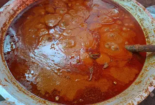 Randang untuk korban bencana di Padang. (Liputan6.com/Novia Harlina)