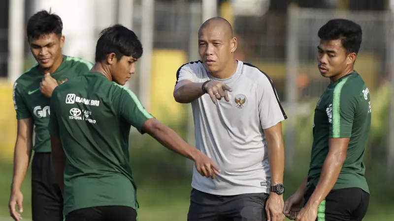 Asisten pelatih Timnas Indonesia U-22, Nova Arianto, memberikan arahan saat latihan. (Bola.com/M. Iqbal Ichsan)