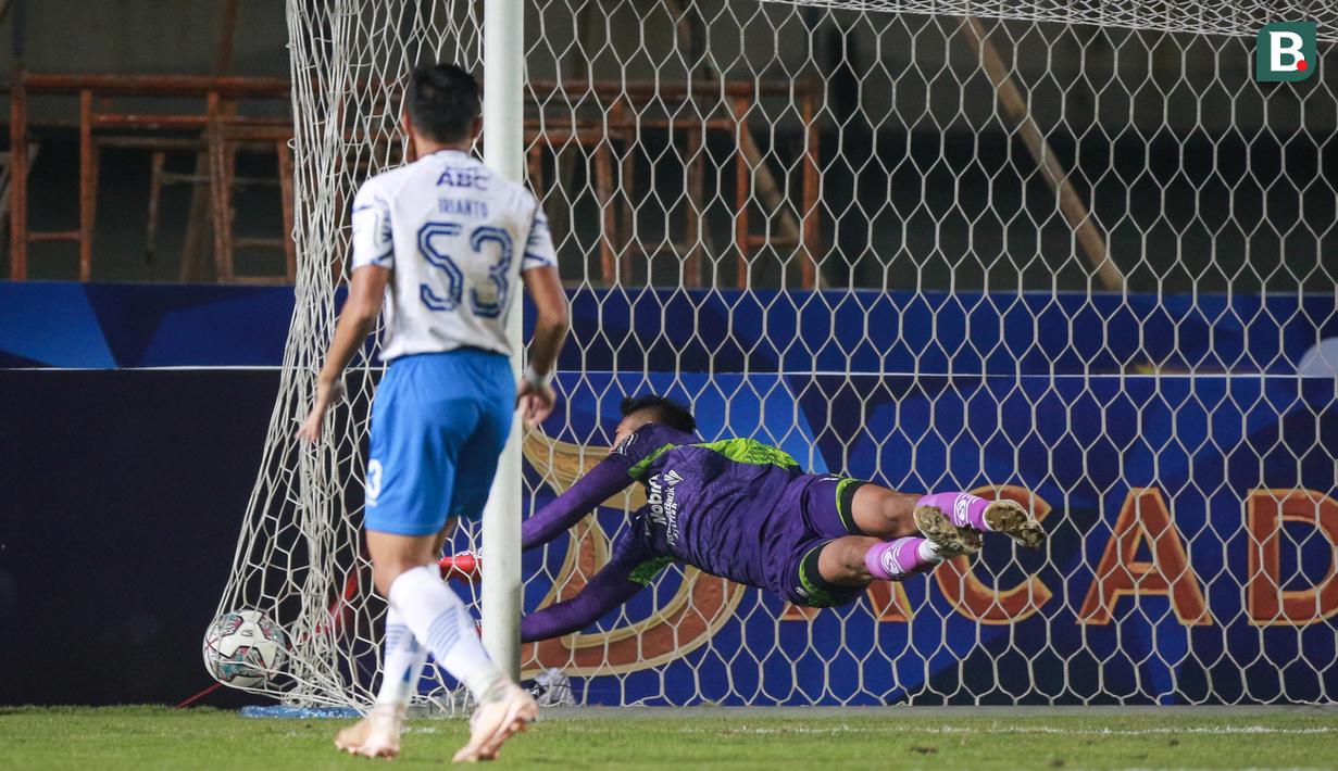 Namun usaha Fitrul Dwi Rustapa sia-sia. Fitrul tidak dapat menjangkau bola dan gol indah ini menjadi gol pembuka di laga yang digelar tanpa penonton. (Bola.com/Bagaskara Lazuardi)