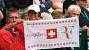 Suporter Roger Federer membentangkan bendera dan logo idolanya saat final ATP Tour Jerman di Gerry Weber Open tennis tournament, Halle, Jerman, (25/6/2017). Federer menang 6-1, 6-3. (AFP/Carmen Jaspersen)