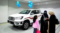 Perempuan Arab Saudi mengunjungi showroom mobil khusus wanita di kota pelabuhan Laut Merah, Jeddah, Kamis (11/1). Di showroom ini, para perempuan Saudi dapat mencari mobil impian yang akan mereka beli dan kendarai nantinya. (Amer HILABI/AFP)