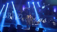 Duo Deddy Dhukun dan Dian Pramana Poetra mampu menghibur paca penikmat musik era 80an dalam konser Jakarta Dekade.