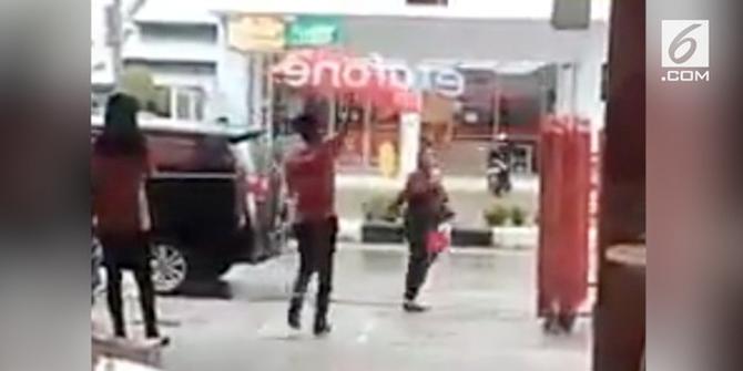 VIDEO: Niat Hati Payungi Cewek di Jalan, Ending Pria Ini Malah Kocak