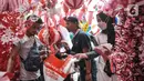 Warga memilih pernak-pernik untuk perayaan Hari Kemerdekaan ke-77 Republik Indonesia di Pasar Jatinegara, Jakarta Timur, Minggu (7/8/2022). Penjualan pernak-pernik perayaan 17 Agustus seperti bendera Merah Putih, alat perlombaan, dan berbagai hiasan Hari Kemerdekaan di Pasar Jatinegara mengalami peningkatan hingga 50 persen dibandingkan tahun lalu seiring meredanya penyebaran Covid-19. (merdeka.com/Iqbal S Nugroho)