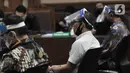 Para terdakwa mengenakan masker dan face shield saat menjalani sidang perdana kasus korupsi PT Asuransi Jiwasraya di Pengadilan Tipikor, Jakarta, Rabu (3/6/2020). Sidang yang menghadirkan enam terdakwa tersebut menerapkan protokol social distancing. (merdeka.com/Iqbal S. Nugroho)