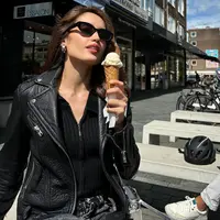 Cinta Laura tampil memukau dengan OOTD stylish yang begitu sederhana kala berlibur ke Belanda. [Foto: Instagram/ Cinta Laura]