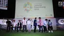 Ketua Umum INASGOC, Erick Thohir (keenam kiri) menyalami COO Emtek Group, Sutanto Hartono (ketiga kanan) usai konferensi pers Official Broadcaster Asian Games 2018 di Jakarta, Kamis (8/2). (Liputan6.com/Helmi Fithriansyah)