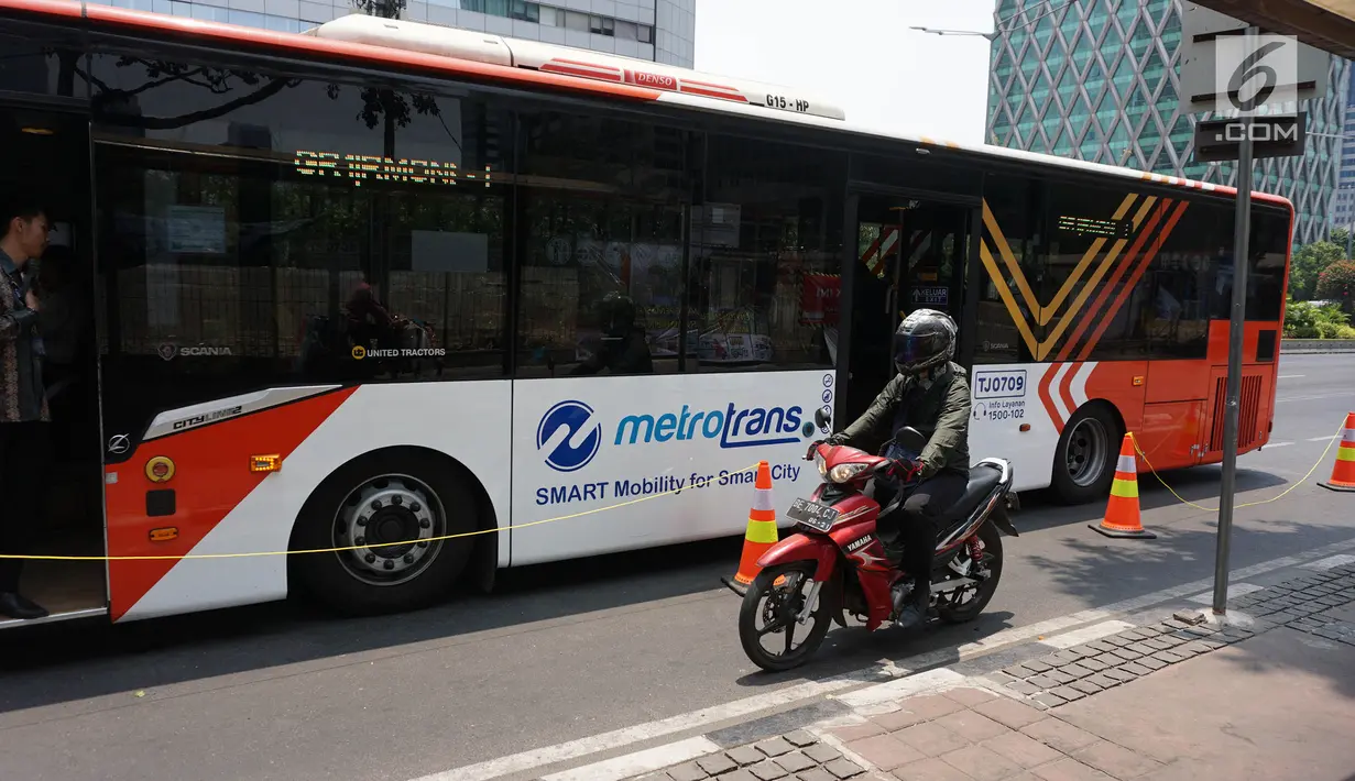 Pengendara sepeda motor melintasi jalur sepeda di Jalan MH Thamrin, Jakarta, Selasa (24/9/2019). Jalur sepeda yang mulai diuji coba pada 20 September 2019 lalu tersebut belum steril dari kendaraan bermotor. (Liputan6.com/Herman Zakharia)