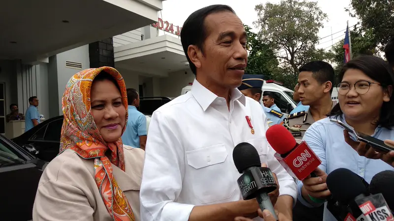 Presiden Jokowi dan Ibu Negara Iriana kembali menjenguk Kahiyang Ayu yang melahirkan bayi perempuan di rumah sakit