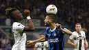 Gelandang Inter Milan, Roberto Gagliardini, duel udara dengan pemain Parma, Yann Karamoh, pada laga Serie A 2019 di Stadion Giuseppe Meazza, Sabtu (26/10). Kedua tim bermain imbang 2-2. (AP/Antonio Calanni)