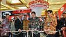 Menteri Perindustrian, Airlangga Hartarto memotong pita saat pembukaan Indonesia Motorcycle Show (IMOS) 2016 di JCC, Senayan, Jakarta, Rabu (2/11). Pameran IMOS 2016 diikuti oleh 39 peserta dan berlangsung dari 2- 6 November. (Liputan6.com/Angga Yuniar)