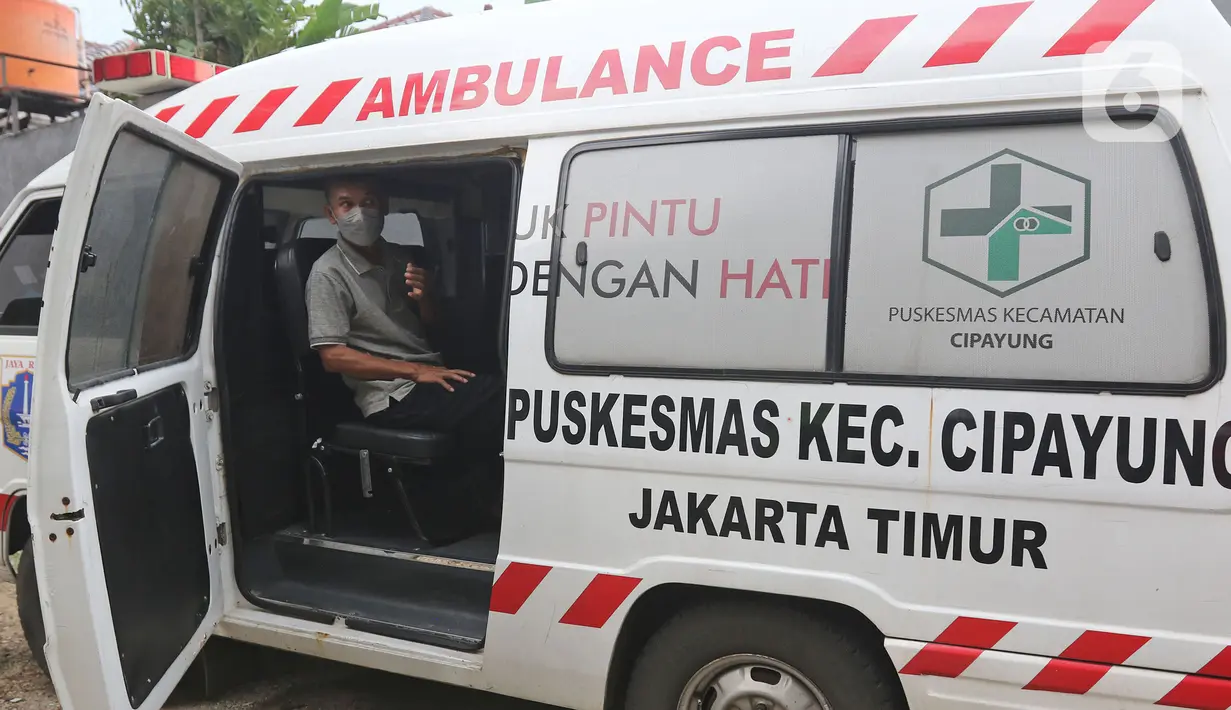 Warga berada di dalam mobil ambulans saat akan dibawa ke wisma atlet di Jalan As-Syafiiyah, Cipayung, Jakarta, Jumat (21/5/2021). Klaster Halal Bihalal di Cipayung bertambah 32 orang dari 51 orang menjadi 83 orang terpapar COVID-19 perhari ini. (Liputan6.com/Herman Zakharia)