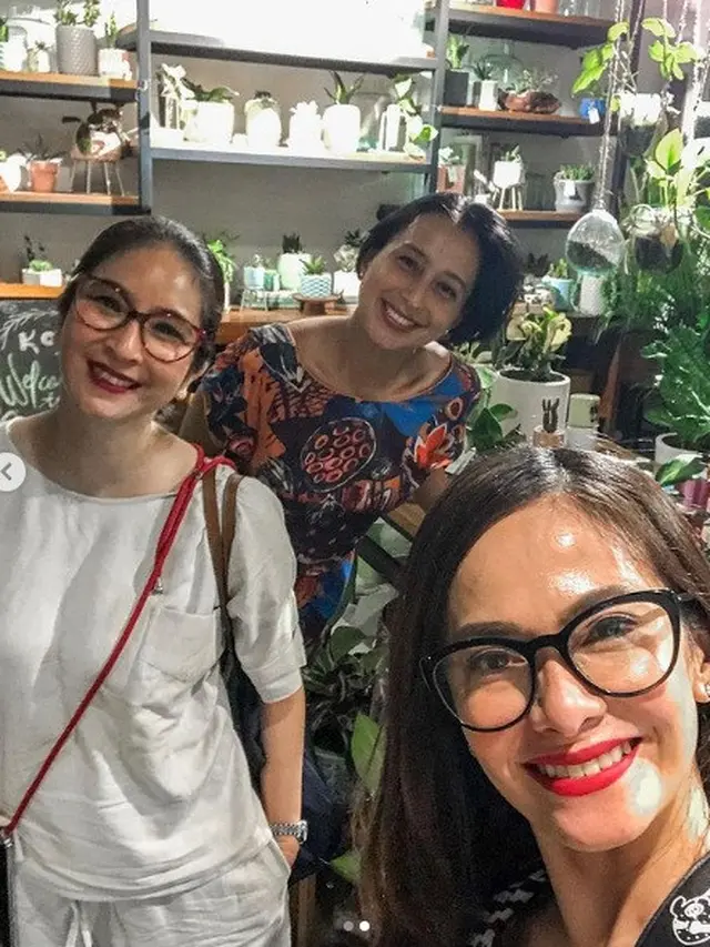 7 Potret Persahabatan Ersa Mayori dan Novita Angie, Kompak Banget