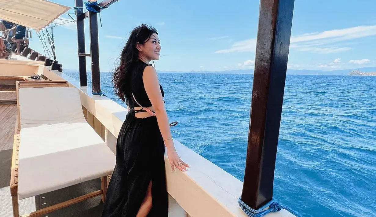 Nisya Ahmad saat berlibur ke pantai, ia tampil elegan dalam balutan crop top hitam tanpa lengan serta slit pants hitam yang berkibaran. Rambutnya dibiarkan terurai ke belakang dengan aksesori kacamata hitam, membuatnya terlihat semakin menawan. (Instagram/nissyaa)