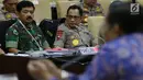 Panglima TNI Marsekal  Hadi Tjahjanto (kiri) dan Kapolri Jenderal Tito Karnavian saat mengikuti raker dengan Komite I DPD RI di kompleks parlemen, Senayan, Jakarta, Selasa (7/5/2019). Panglima TNI mengungkapkan ada indikasi provokasi terkait hasil Pemilu 2019. (Liputan6.com/JohanTallo)