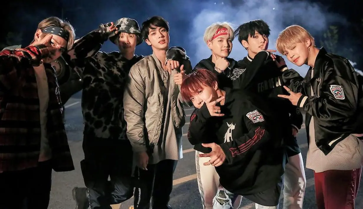 Kim Jin Ha menceritakan betapa seriusnya BTS saat hendak menjawab setiap pertanyaan dari para wartawan. Ia mengungkapkan jika BTS selalu membuat catatan saat seorang wartawan bertanya. (Foto: Soompi.com)