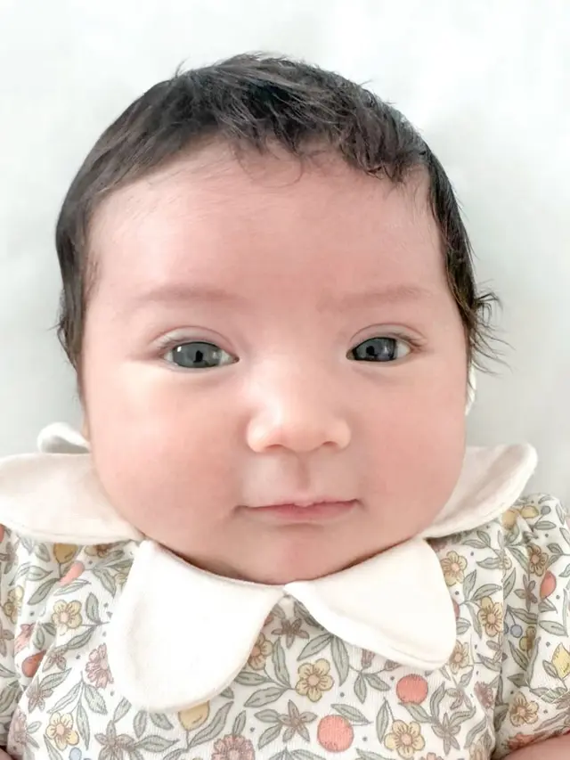 Usia 40 Hari, Jessica Iskandar Pamerkan Foto Baby Hagia dengan Wajah yang Tak Lagi Ditutupi (credit: instagram.com/v.andrianto/inijedar).