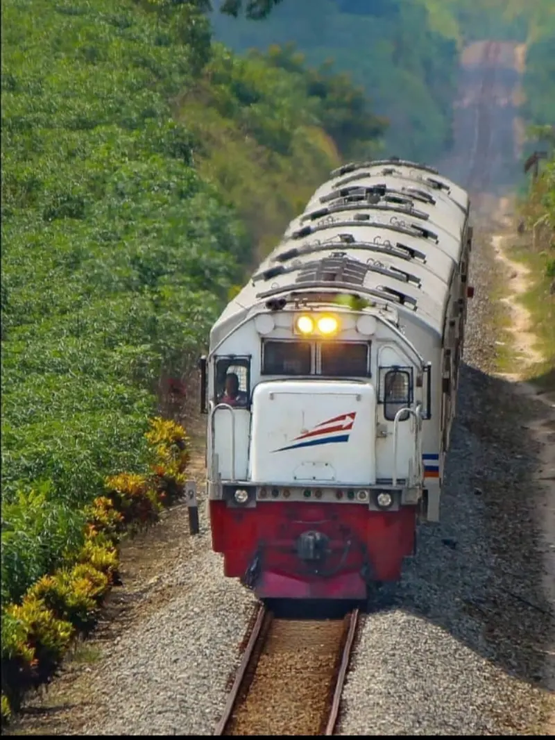 Salah satu rangkaian kereta api milik PT KAI tengah melintasi rute perjalanan lokal Jawa Barat