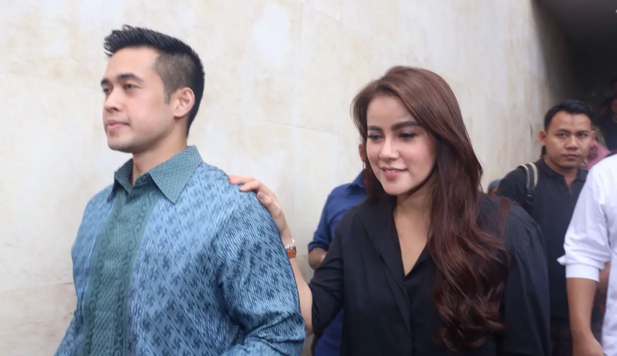 Olla dan suami datang di Direktorat Krimininal Umum Polda Metro Jaya, Senin (28/3/2016) pukul 11.50 WIB. (Andy Masela/Bintang.com)