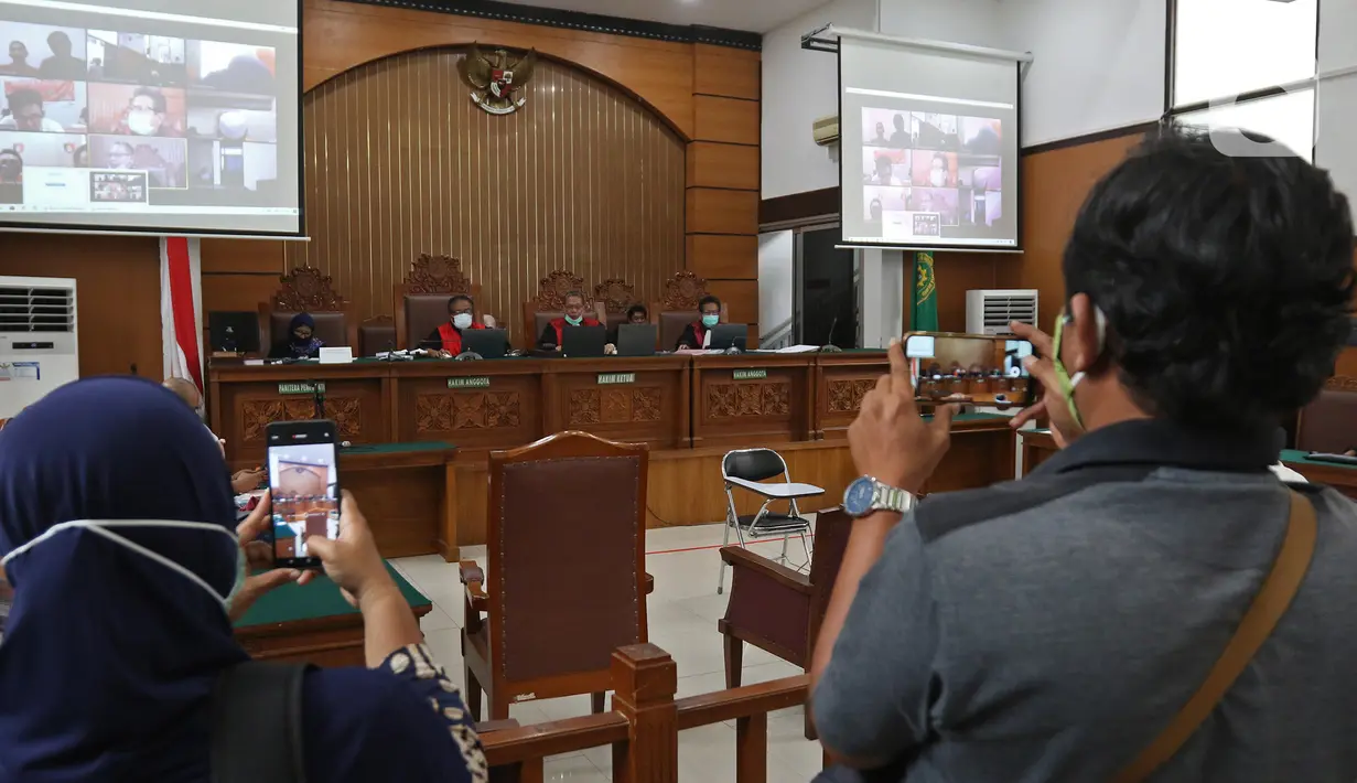 Suasana sidang telekonferensi pembacaan vonis terdakwa pembunuhan berencana anak dan ayah di Lebak Bulus, di PN Jakarta Selatan, Senin (15/6/2020). Majelis Hakim menjatuhkan vonis hukuman mati terhadap Aulia Kesuma dan putranya Geovanni Kelvin. (Liputan6.com/Herman Zakharia)