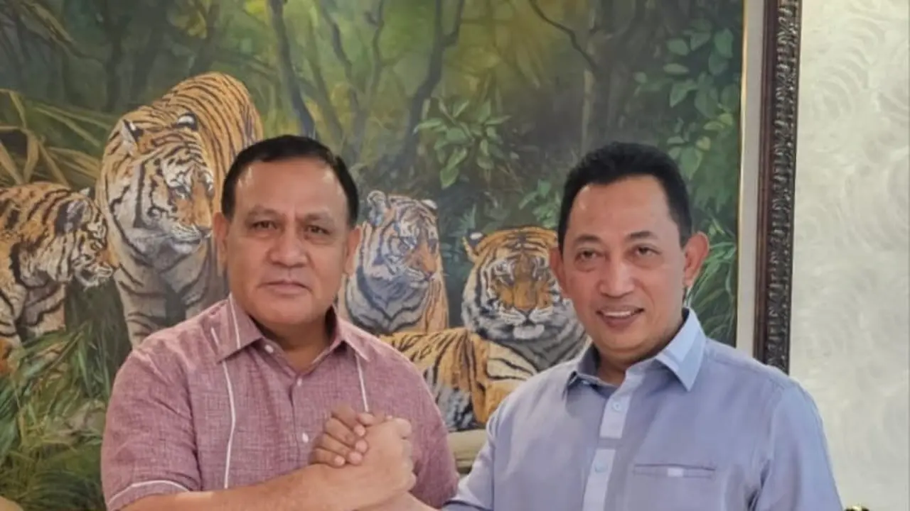Ketua Komisi Pemberantasan Korupsi (KPK) Komjen Pol (Purn) Firli Bahuri menyambangi kediaman Kapolri Jenderal Listyo Sigit Prabowo pada Minggu, 16 April 2023 kemarin.