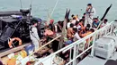 Pasukan AL Malaysia menahan perahu yang membawa pengungsi Rohingya di Langkawi, Malaysia, Selasa (3/4). Badan Pelaksana Maritim Malaysia meningkatkan patroli mereka di Selat Malaka dan Laut Andaman, terutama di dekat Langkawi (Royal Malaysian Navy via AP)