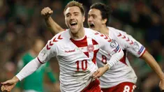 Pemain Denmark, Christian Eriksen berselebrasi usai mencetak gol ke gawang Republik Irlandia pada partai kedua play-off zona Eropa di Stadion Aviva, Rabu (15/11). Eriksen berhasil mencetak hat-trick sekaligus membawa Denmark menang 5-1 (AP/Peter Morrison)