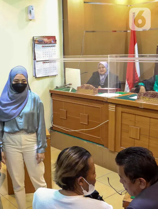 Selebriti Nathalie Holscher dan komedian Entis Sutisna atau lebih dikenal Sule menjalani sidang perceraian di Pengadilan Agama (PA) Cikarang, Jawa Barat, Rabu (20/7/2022). Nathalie Holscher dan Sule datang ke PA Cikarang untuk menghadiri sidang perdana perceraian yang beragendakan pemeriksaan berkas dan mediasi. (Liputan6.com/Herman Zakharia)