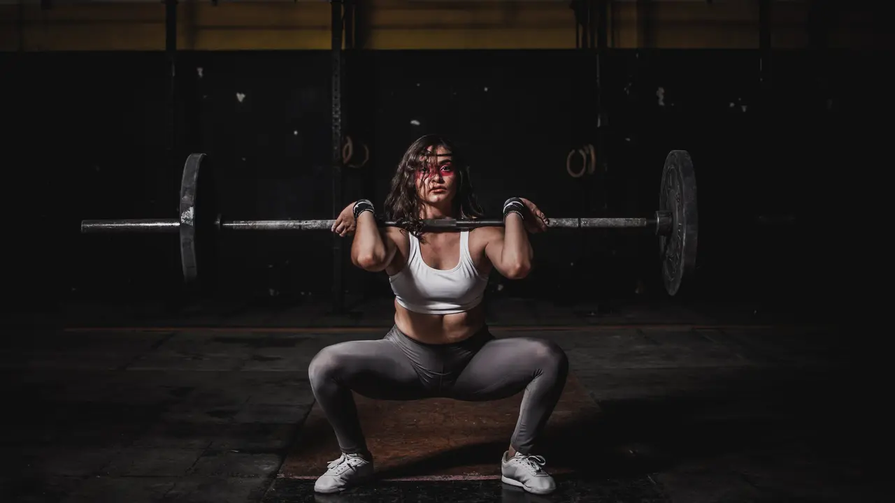 Contoh ilustrasi seorang perempuan melakukan fitness
